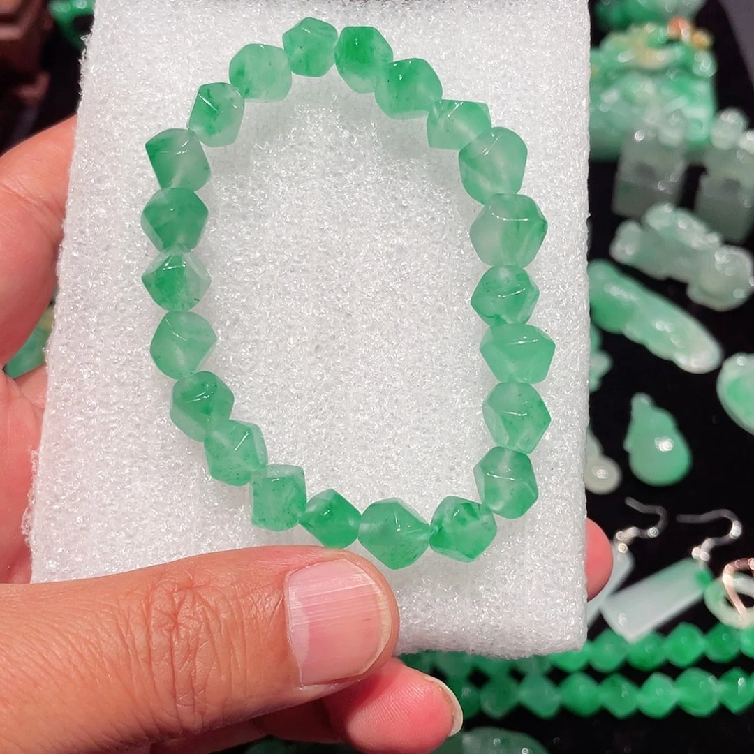 邱***总石英质玉（非洲翠）未镶嵌手链