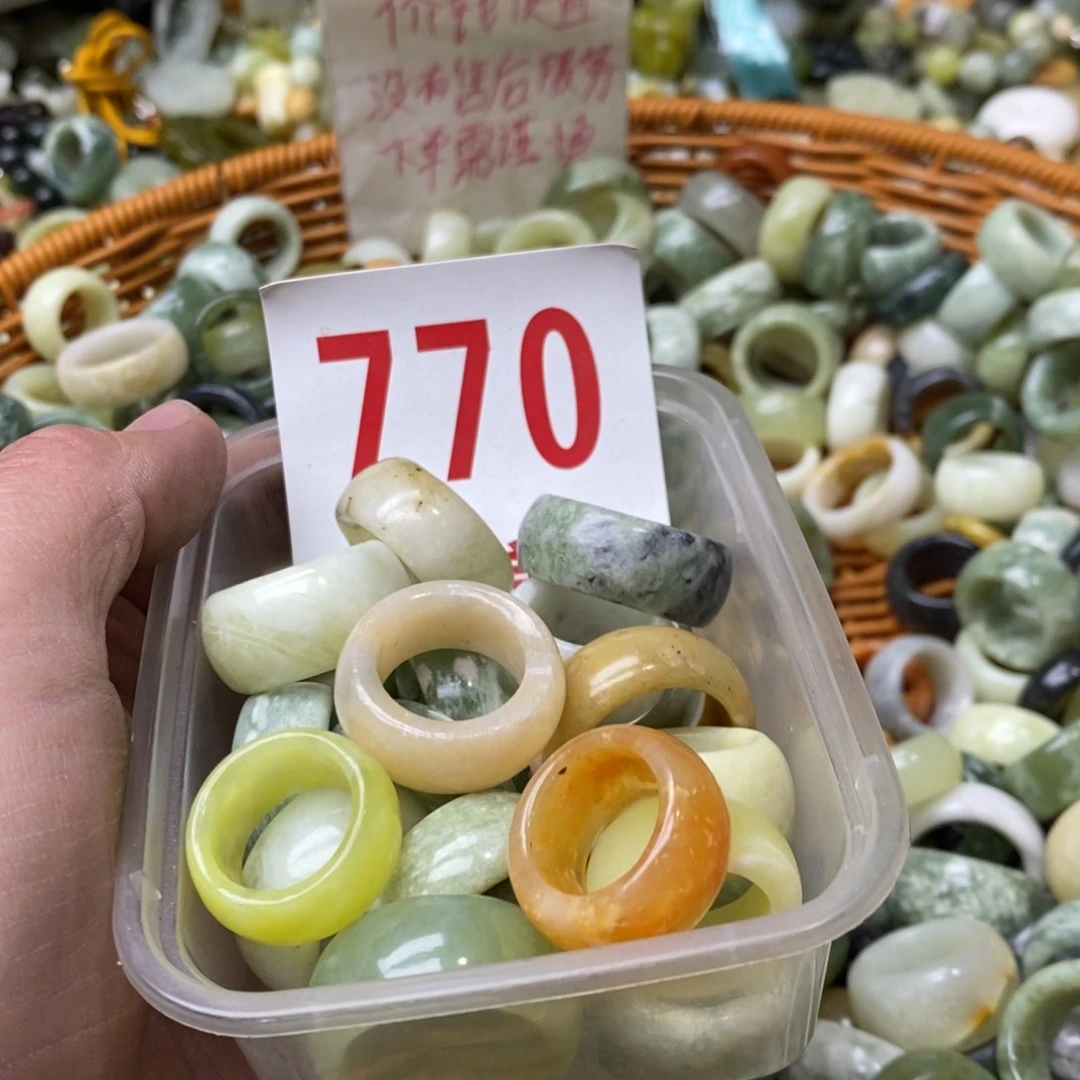 蛇纹石玉挂坠未镶嵌