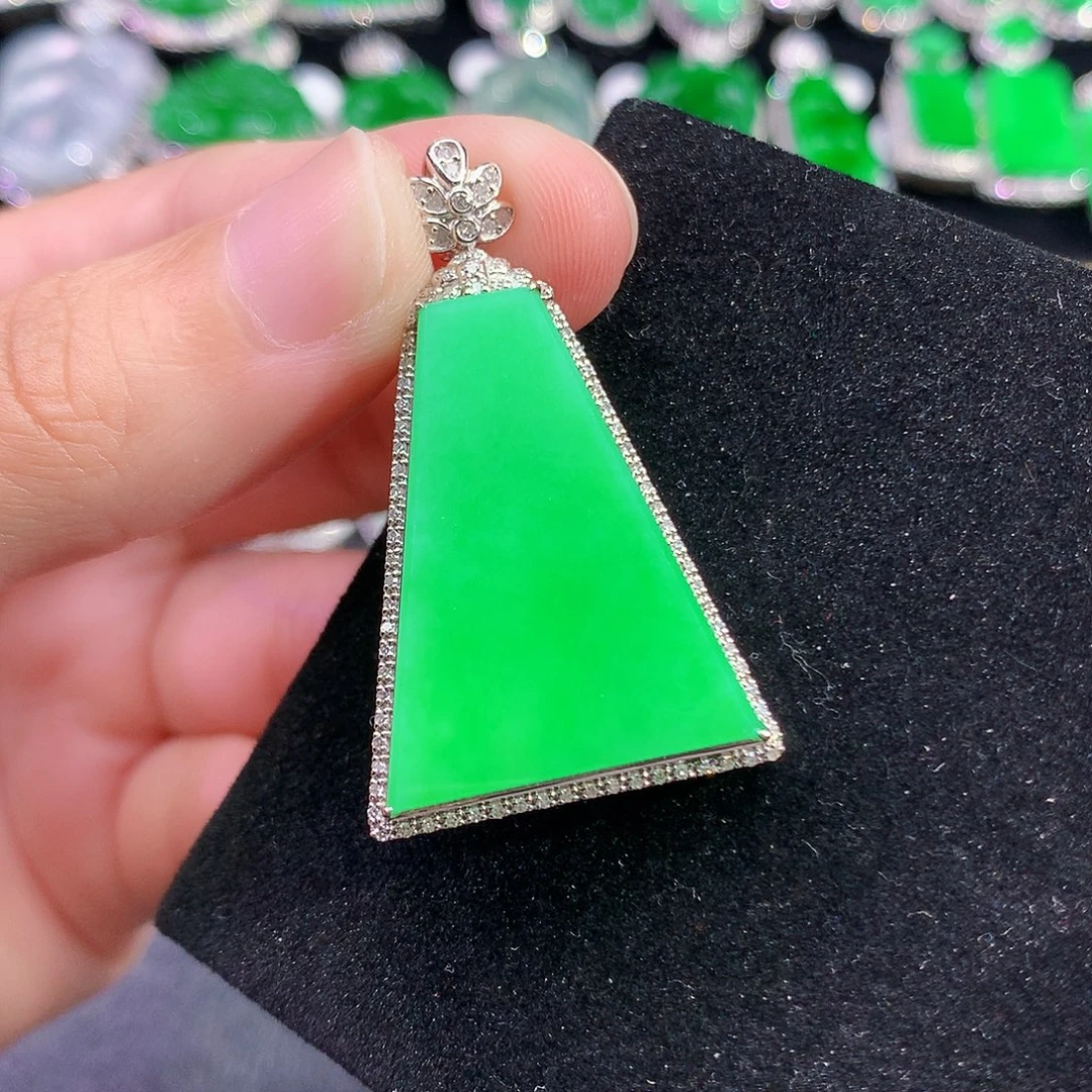 翡翠18K金镶嵌颈饰
