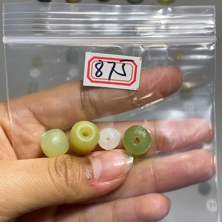 蛇纹石玉颈饰未镶嵌草***子