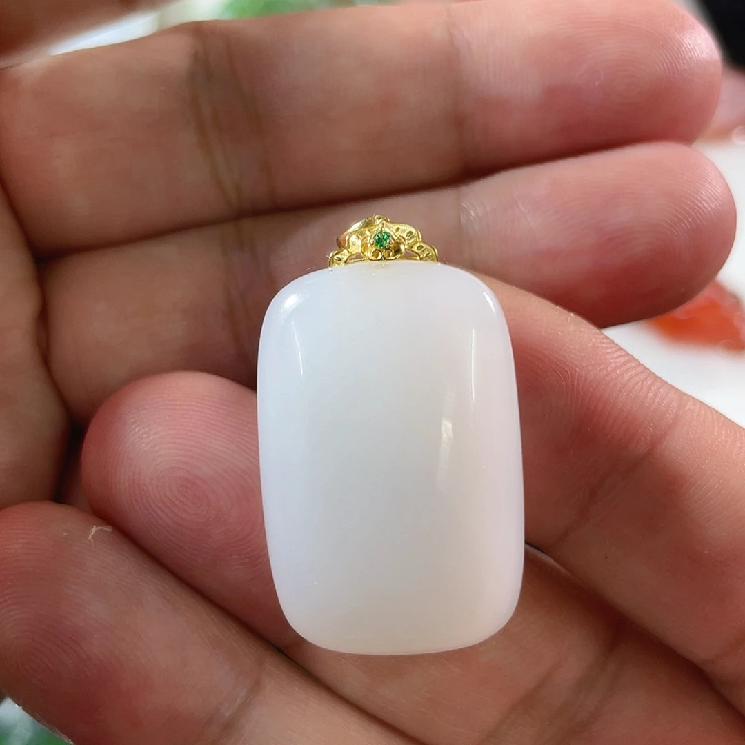 颈饰18K金镶嵌和田玉