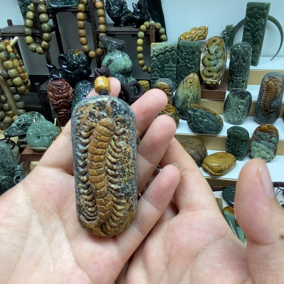未镶嵌岫岩河磨玉（透闪石质玉）挂件