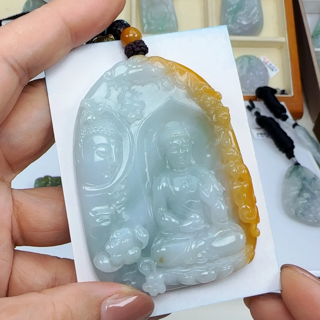 罗***俊翡翠未镶嵌颈饰