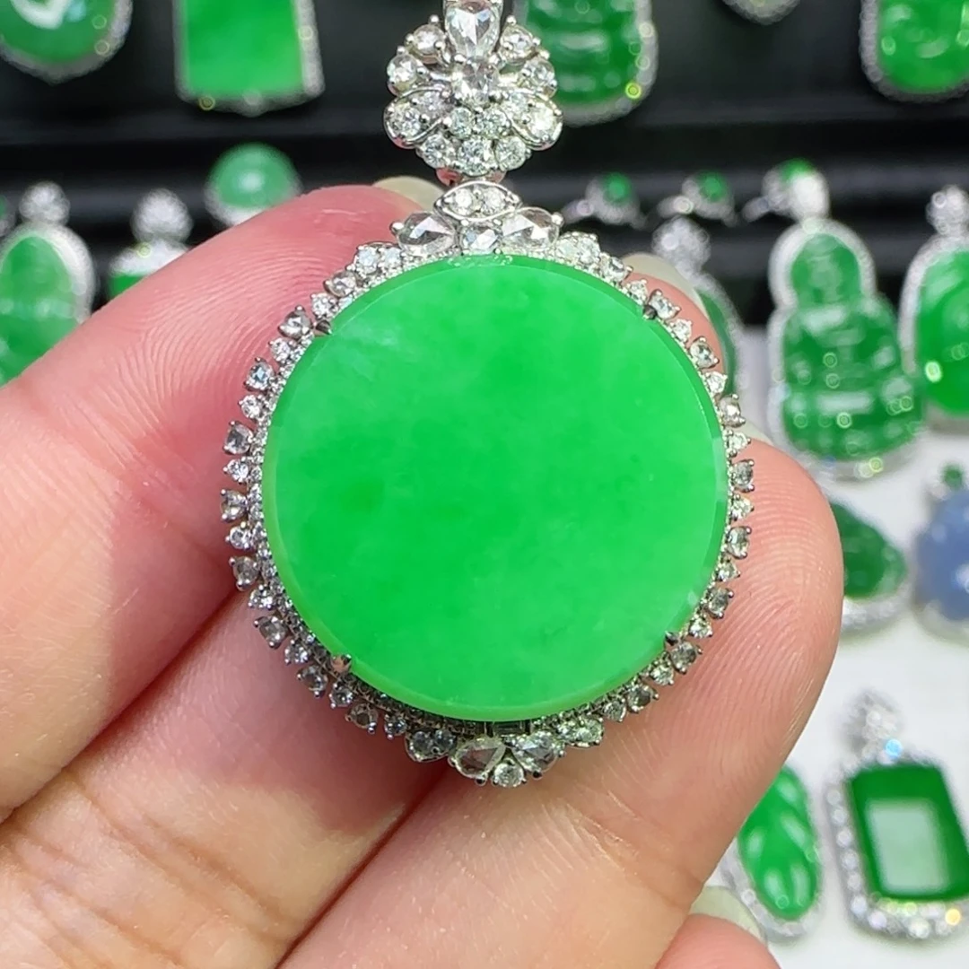 翡翠18K金镶嵌颈饰吊坠