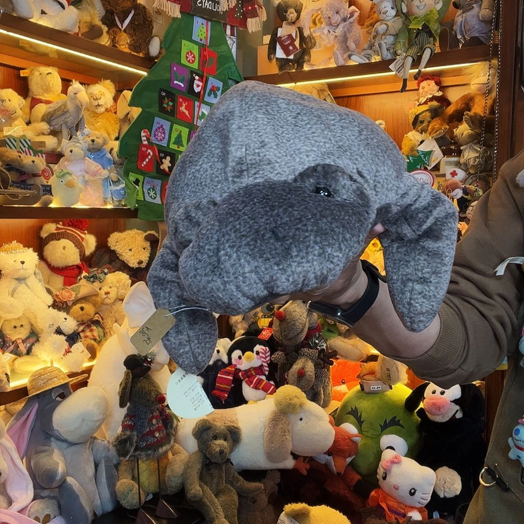 毛绒仿真海牛。