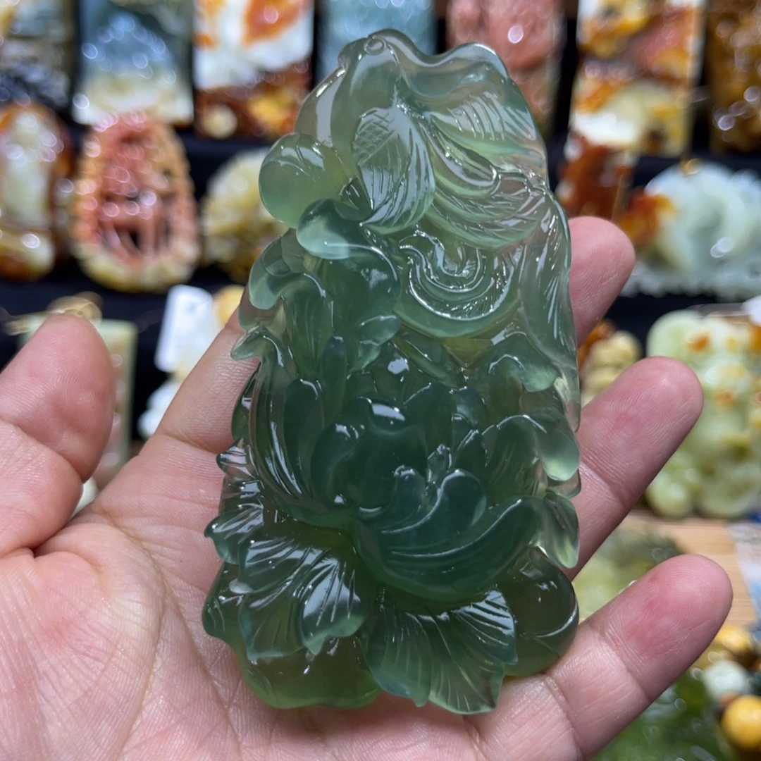 笑***尘未镶嵌蛇纹石玉颈饰