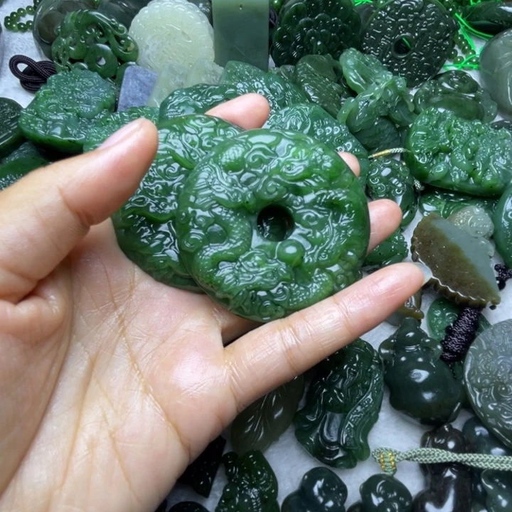 蒙***七和田玉未镶嵌颈饰