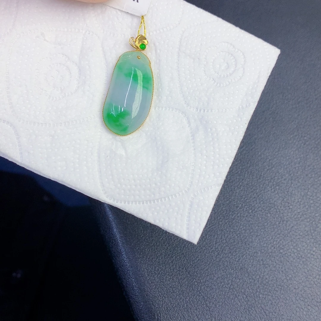 翡翠18K金镶嵌颈饰