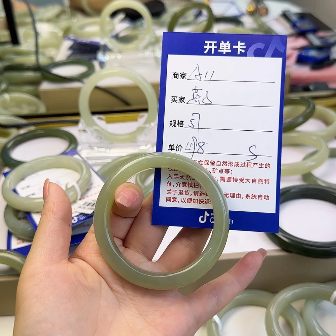 燕***子和田玉手镯未镶嵌