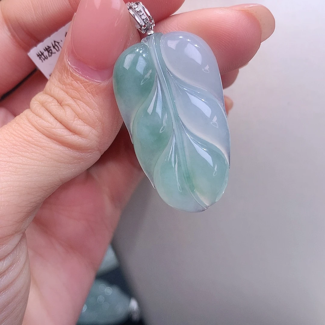 颈饰18K金镶嵌翡翠冰润叶子