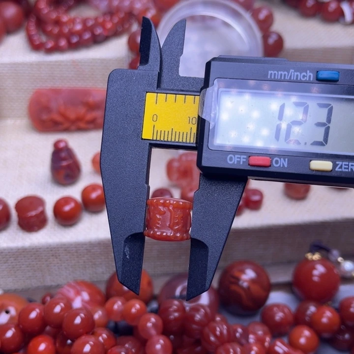 南红玛瑙未镶嵌颈饰六字真言