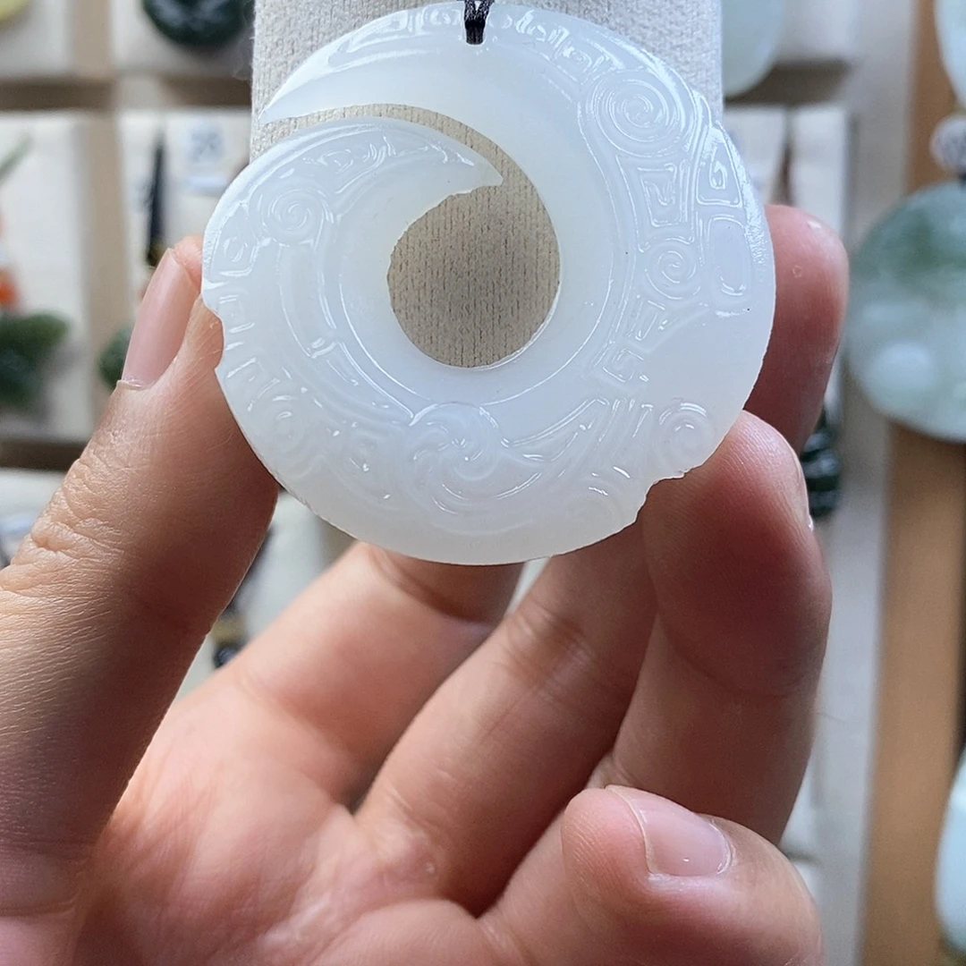 颈饰未镶嵌石英质玉（金丝玉）