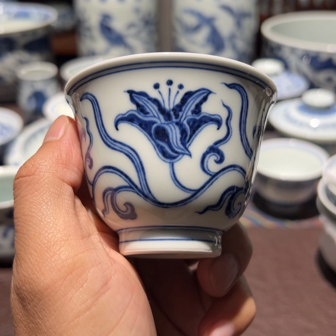 精品青花宣草纹铃铛杯口径约7.5厘米