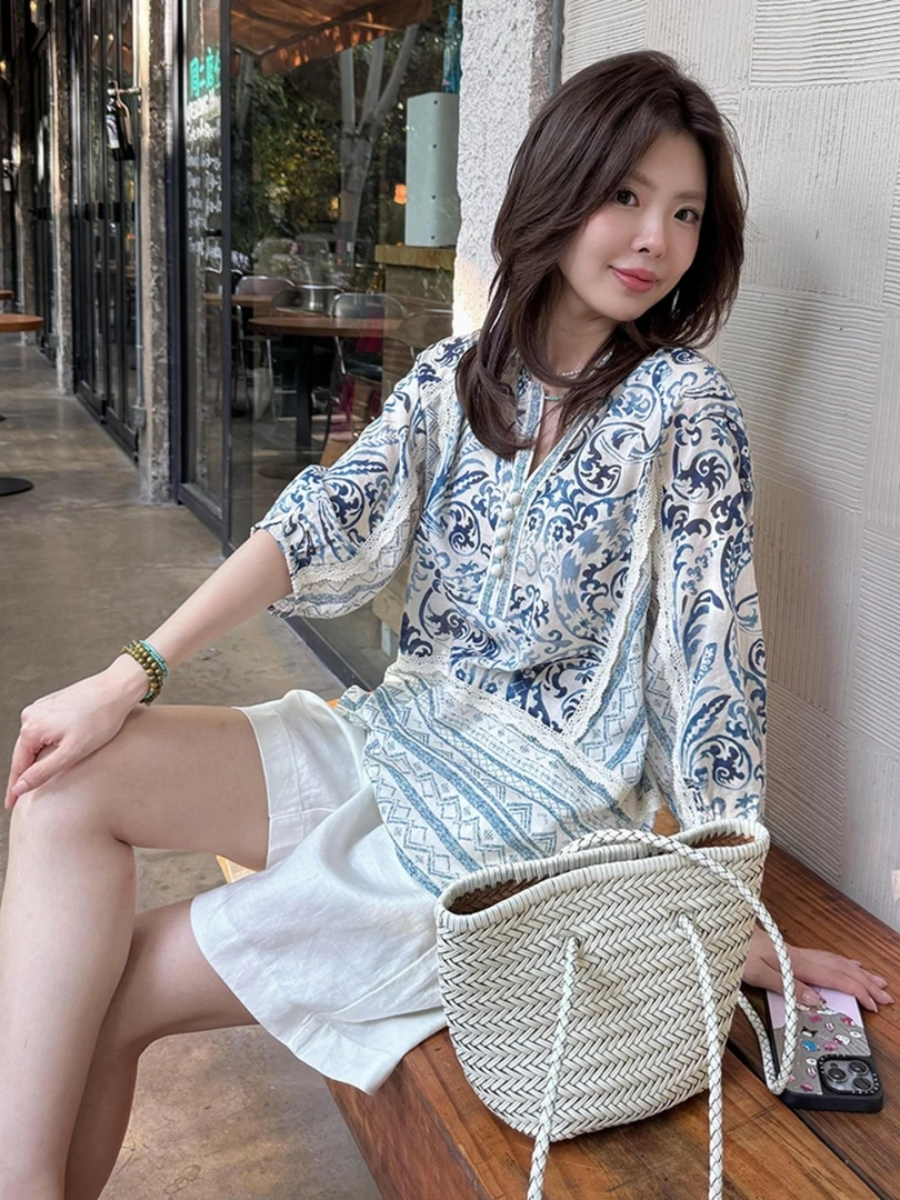 夏季独特超好看上衣洋气减龄小众不撞款轻奢高级感蓝色印花衬衫女