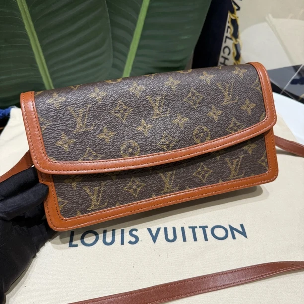95新 LouisVuitton/路易威登 红皮26手拿包单肩斜挎包全原