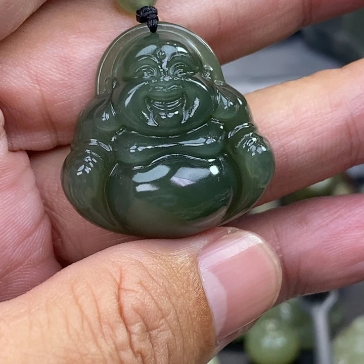 在***方颈饰未镶嵌和田玉
