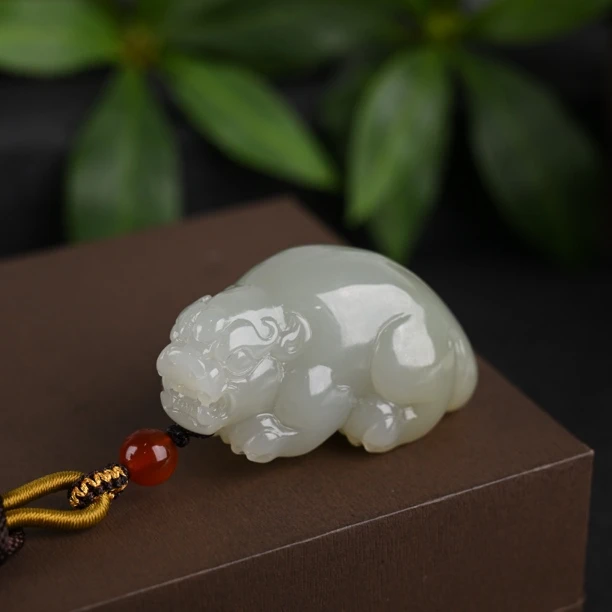 天然和田玉且末料青白玉貔貅挂件（手工雕刻）（WH3291）