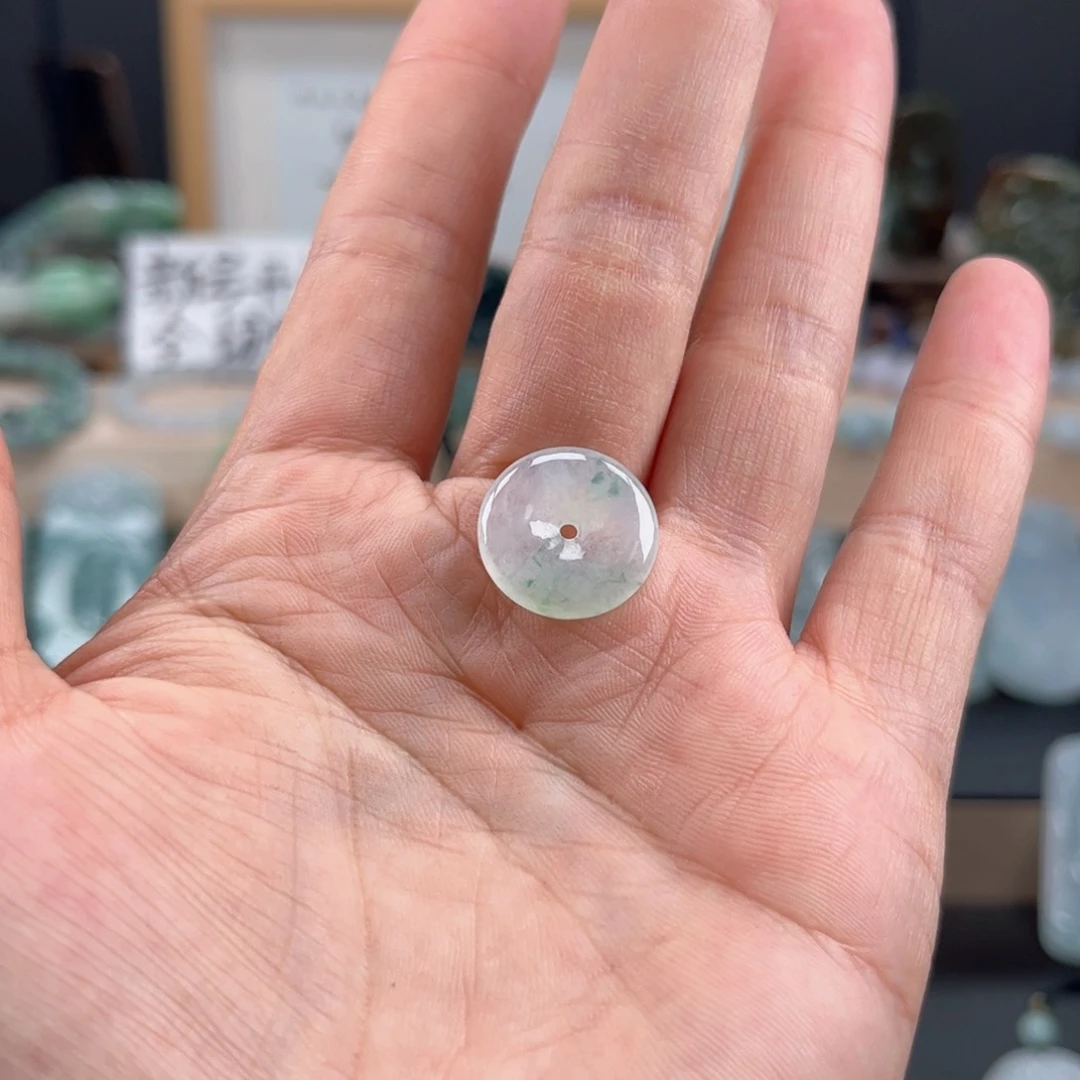 翡翠颈饰未镶嵌Е****а平安扣