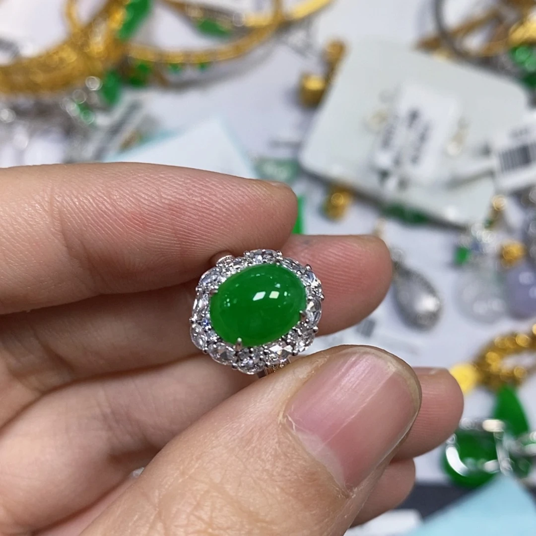 【闪购商品】颈饰18K金镶嵌翡翠吹****刀戒指