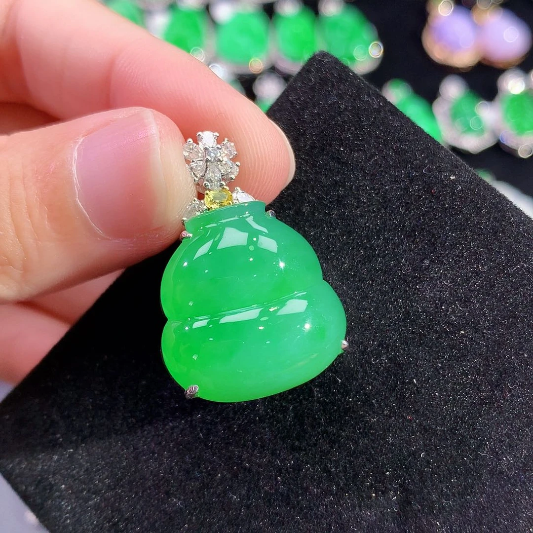 翡翠18K金镶嵌颈饰
