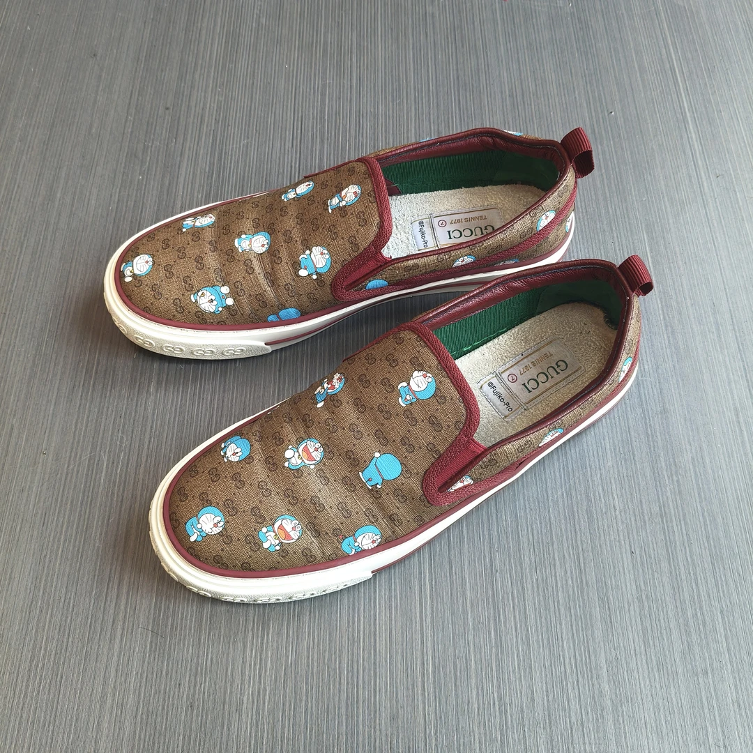 95新 GUCCI/古驰 41码/哆啦A梦联名 双G老花大logo 低帮休闲板鞋