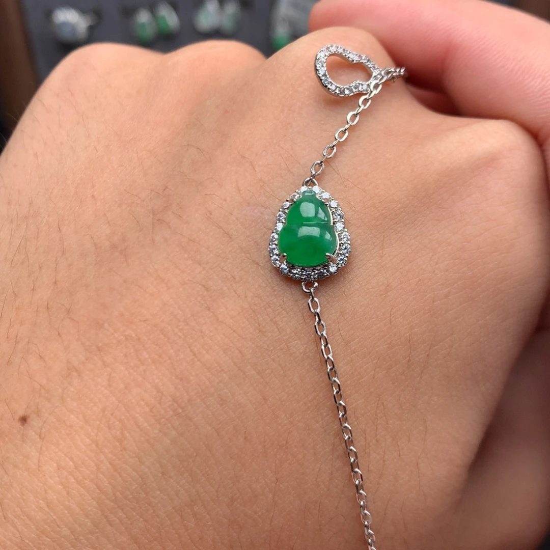 翡翠未镶嵌颈饰你是