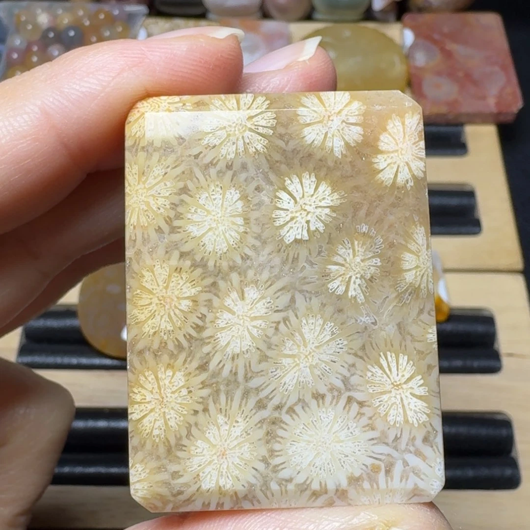 硅化玉满大花，平安无事牌未镶嵌