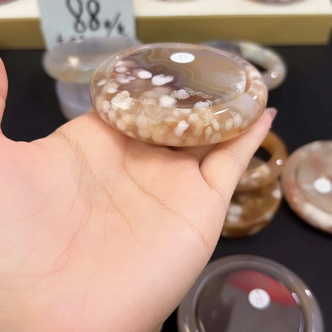 L***在玛瑙/玉髓未镶嵌手镯56