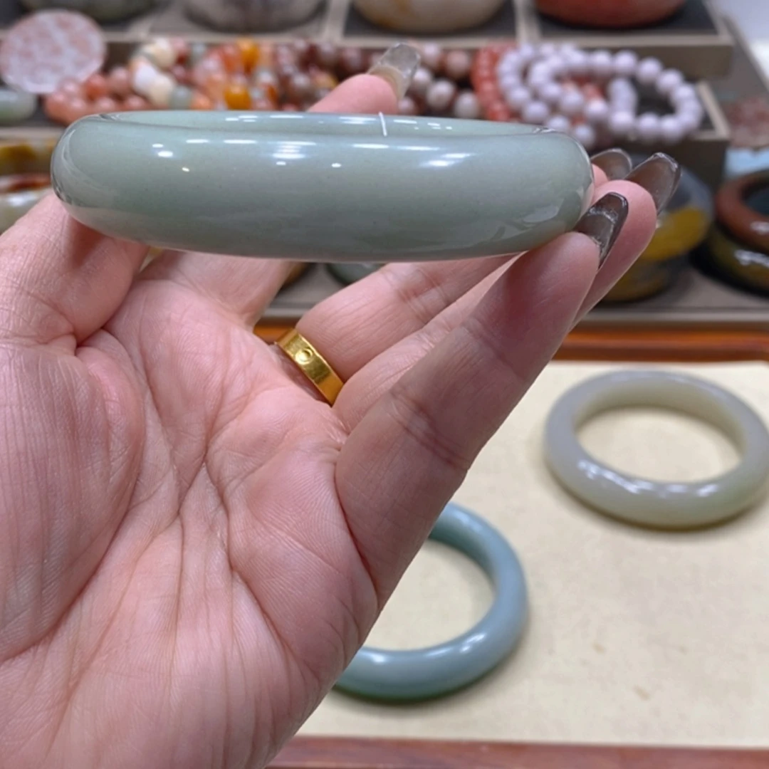 【闪购商品】未镶嵌手镯石英质玉哆****梦