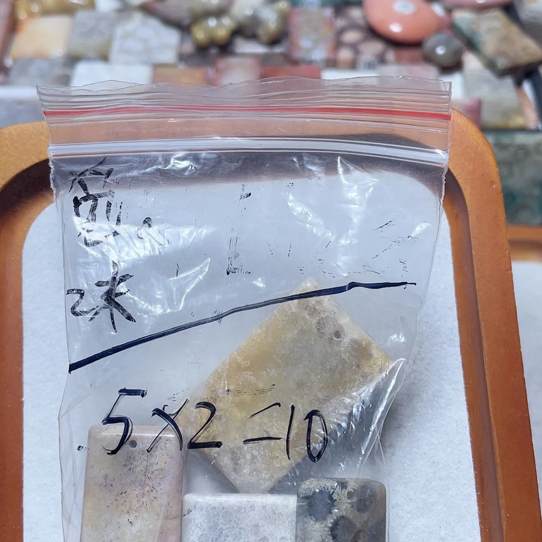 觅***。硅化珊瑚（珊瑚玉）合金颈饰