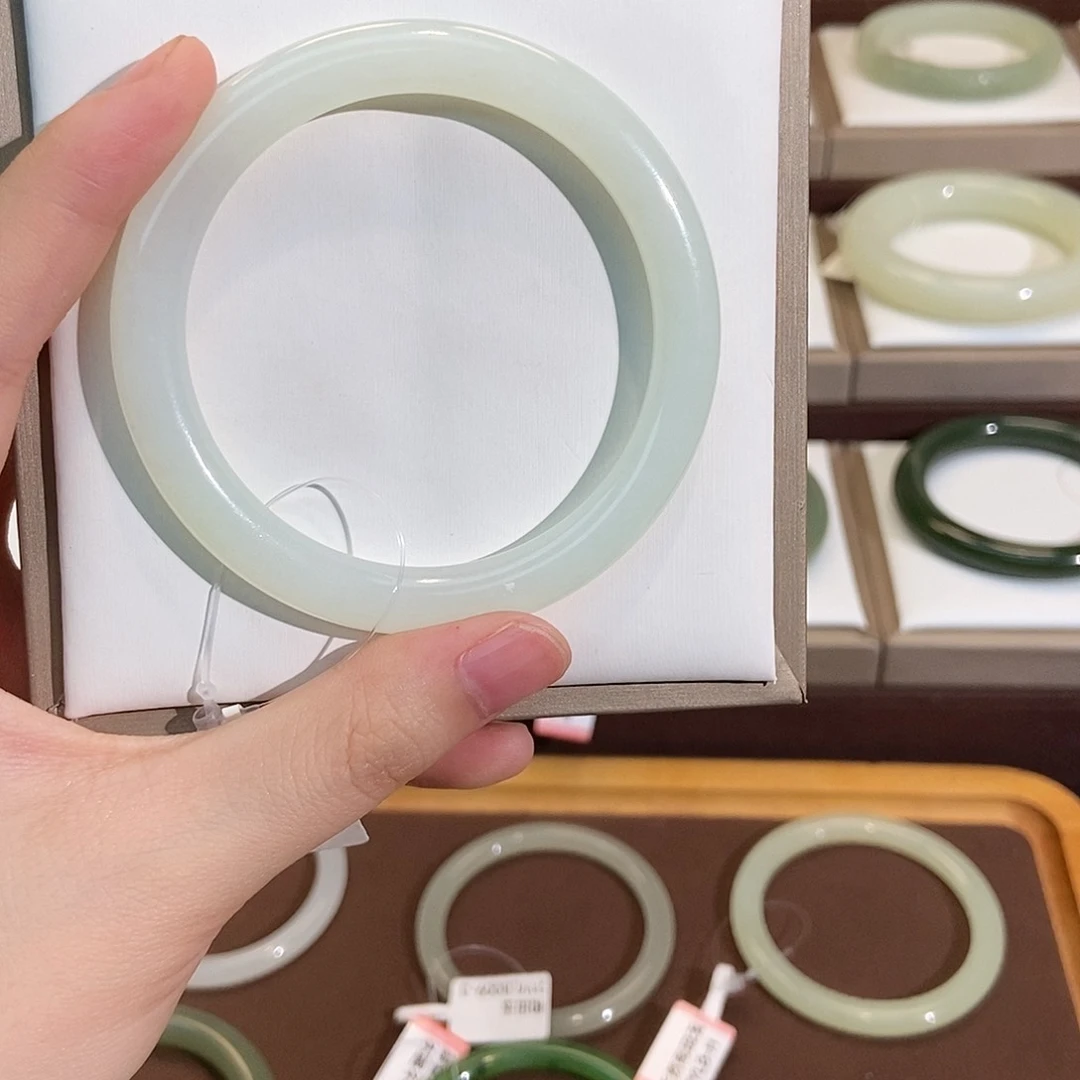 和田玉手镯未镶嵌随***主