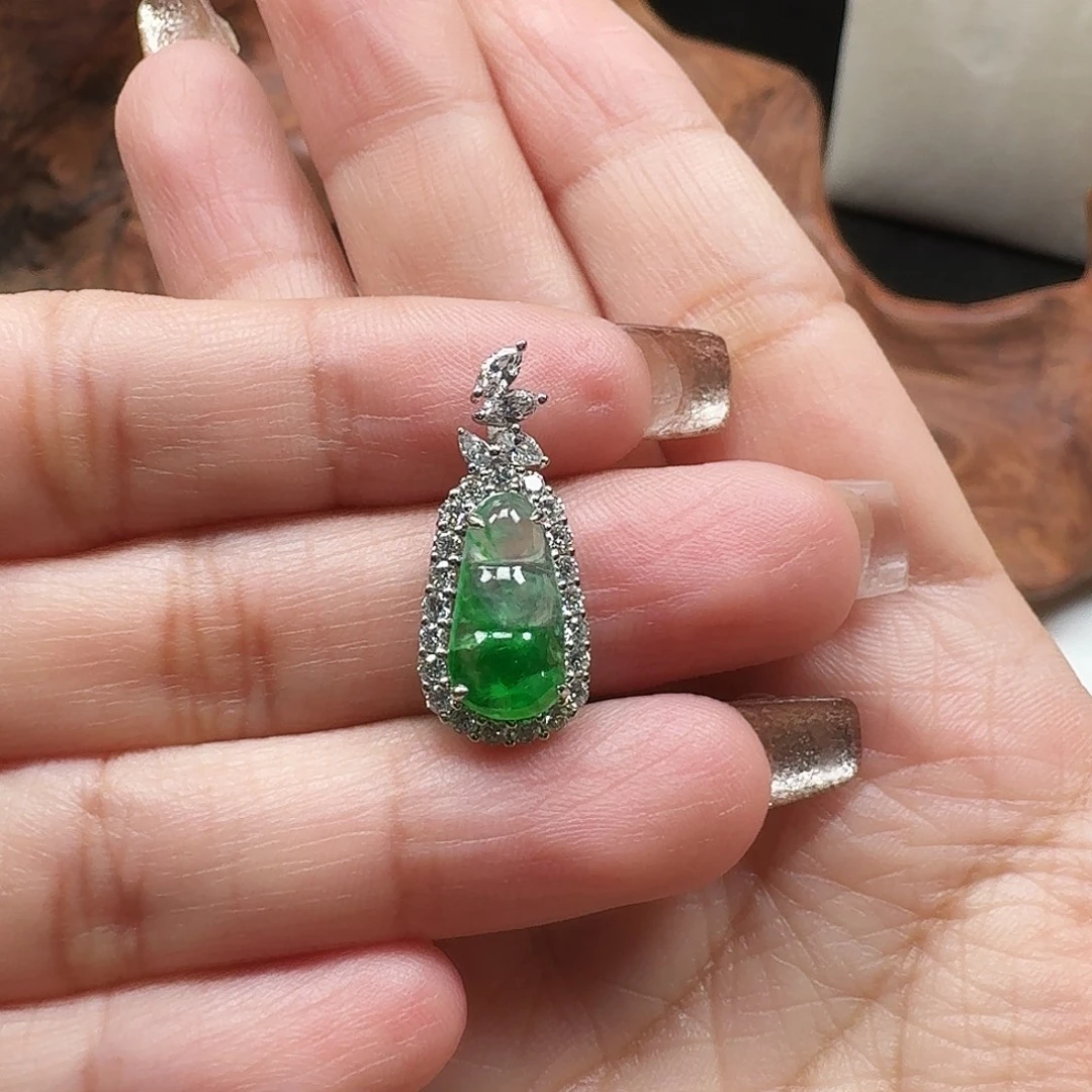 翡翠18K金镶嵌颈饰