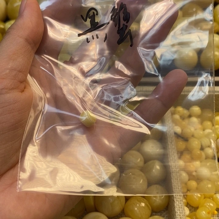 黑***卤未镶嵌琥珀珠宝奇石