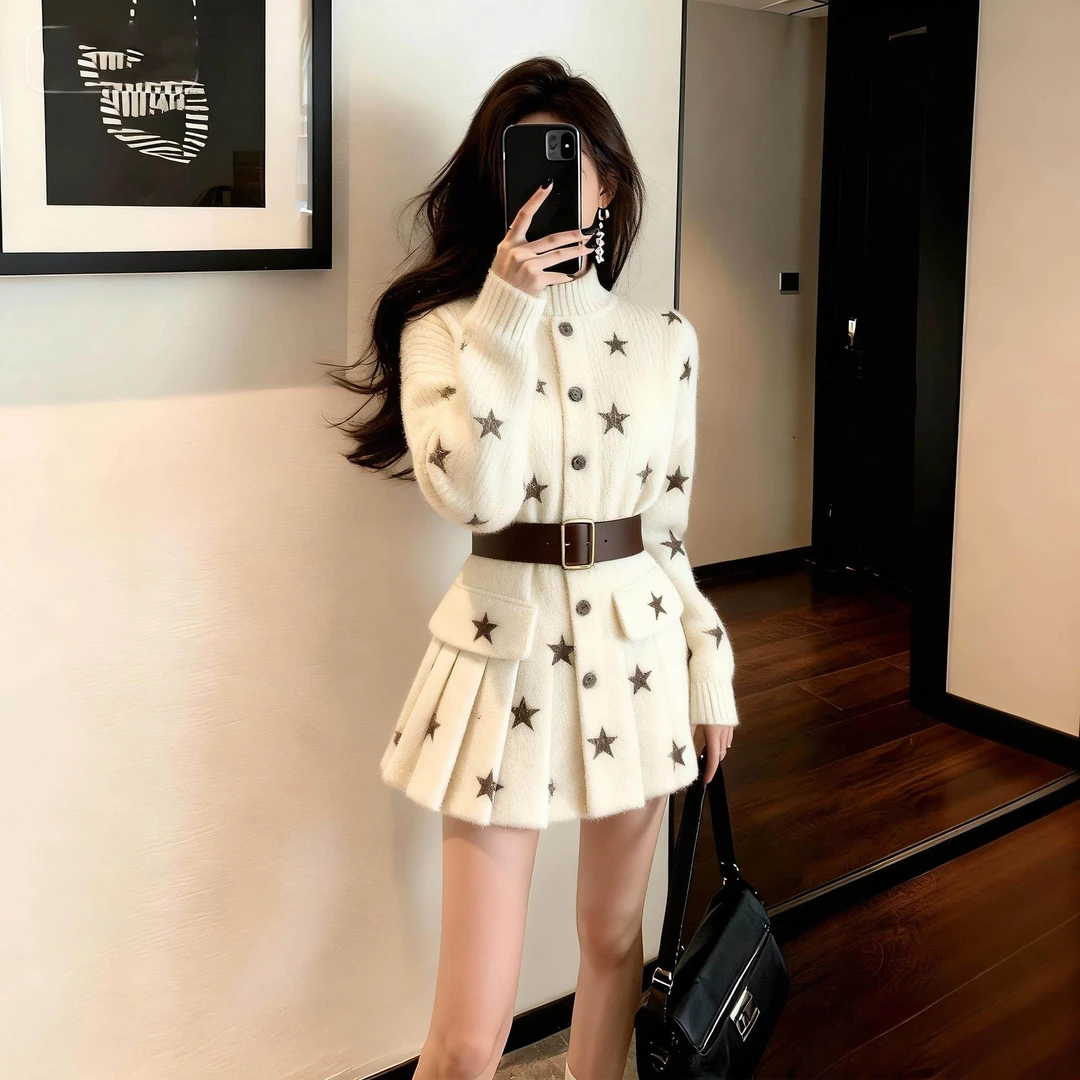 2025秋冬新款千金感白色星星针织连衣裙女高领收腰显瘦气质短裙