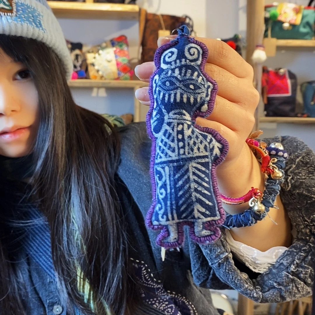 织绣蜡染土布的娃娃挂饰