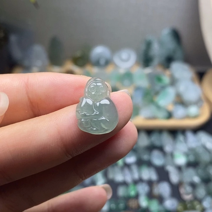 翡翠未镶嵌颈饰猴子