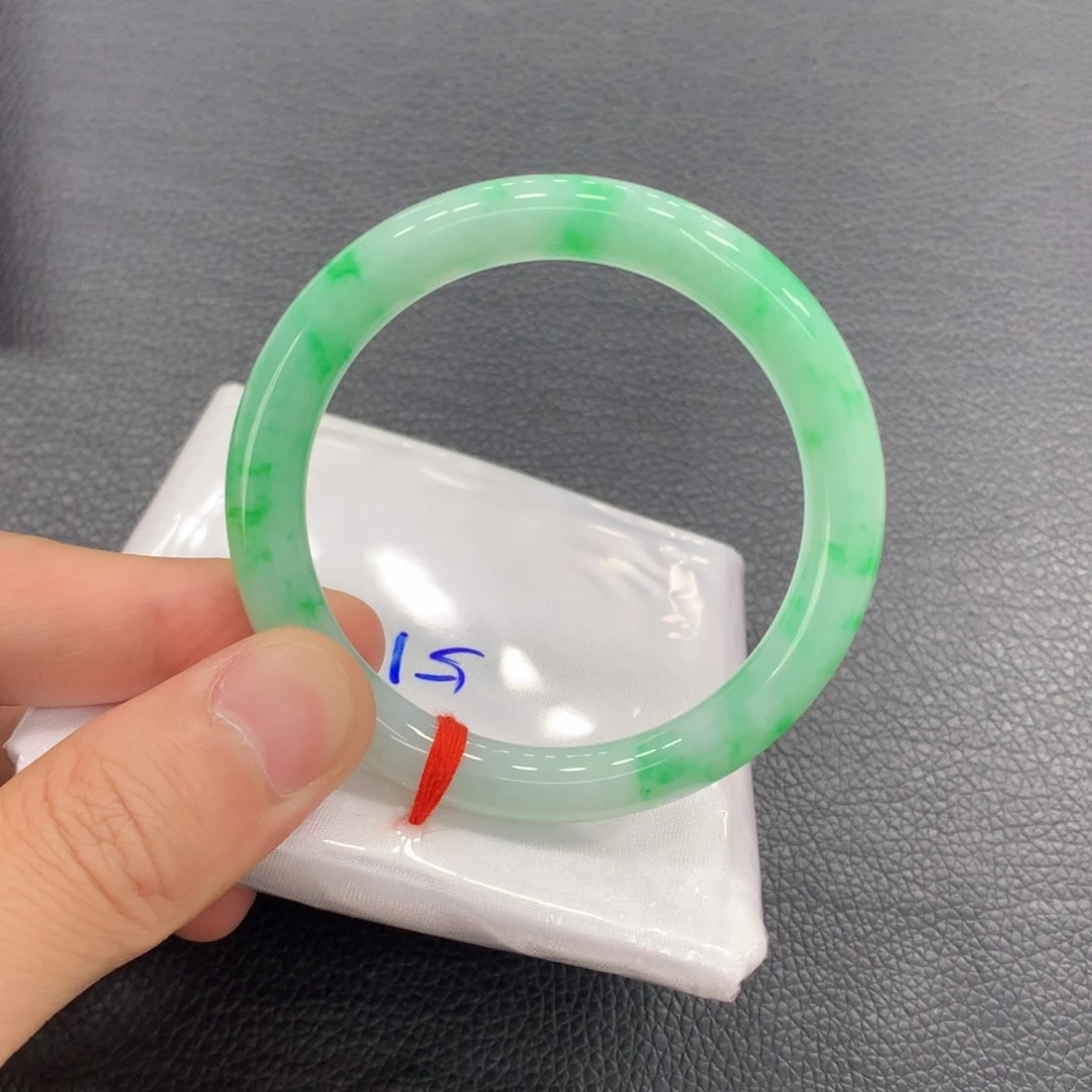 翡翠手镯未镶嵌翡翠