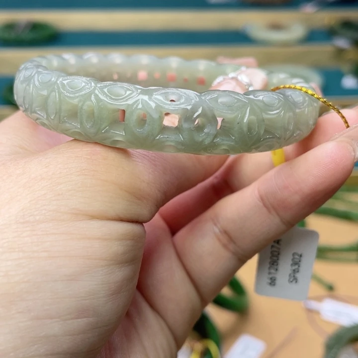 和田玉手镯圈口63。编号68未镶嵌