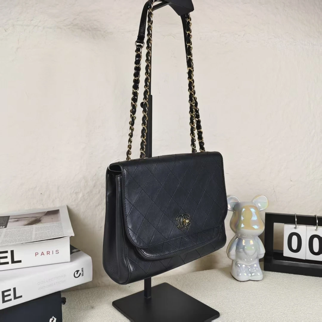 95新 Chanel/香奈儿 黑金菱格纹翻盖邮差包 底长23 28开