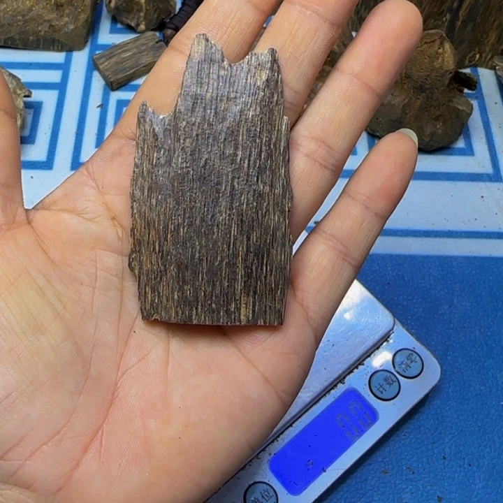 木薇***士手工艺雕塑根雕木方板材4.4克