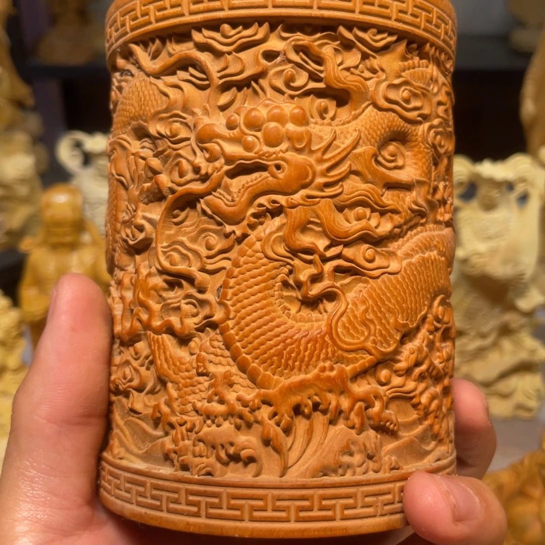 黄杨木做旧瑕疵龙笔筒