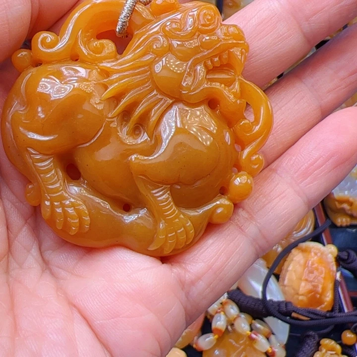 石英质玉（黄龙玉）合金颈饰
