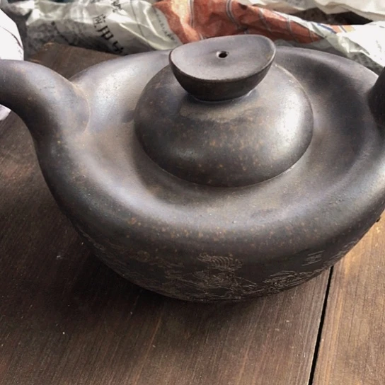 茶壶紫砂原矿泥料手工制作的一把紫砂壶。