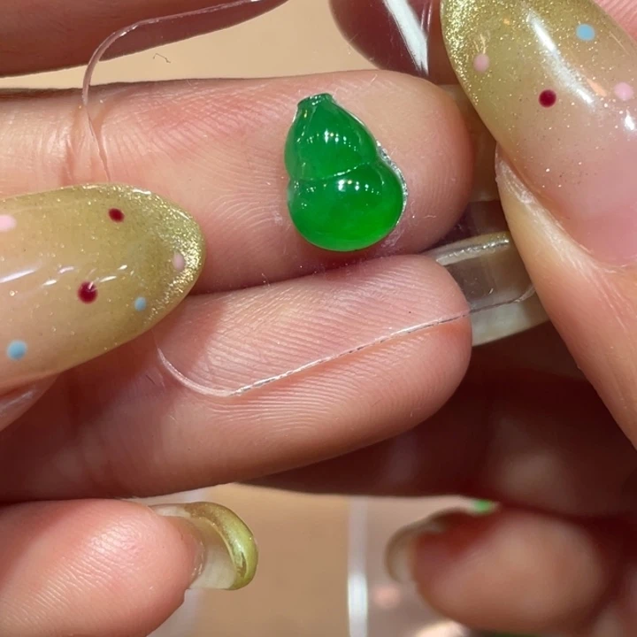 翡翠未镶嵌颈饰葫芦