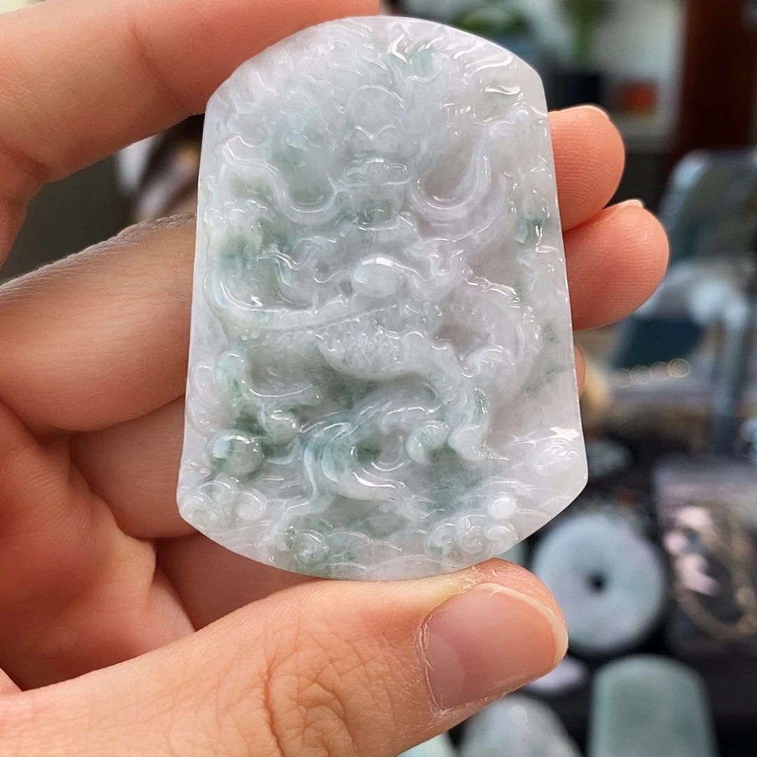 翡翠未镶嵌颈饰龙