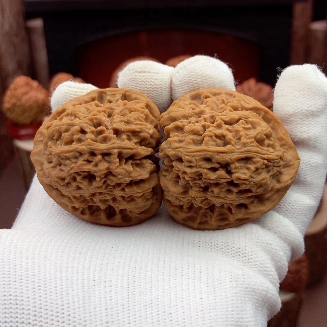 文玩核桃吊坠正三角43.5.42.40.8.48.5克