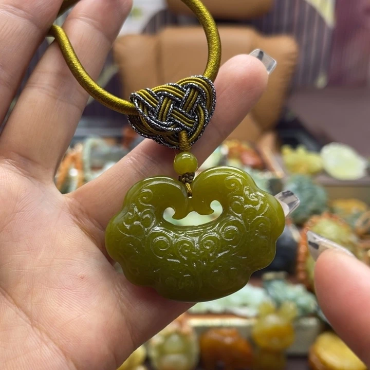 蛇纹石玉未镶嵌颈饰