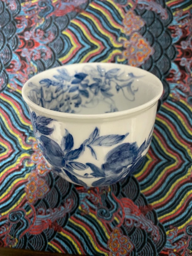 满容150毫升手绘写意花卉画面的杯子