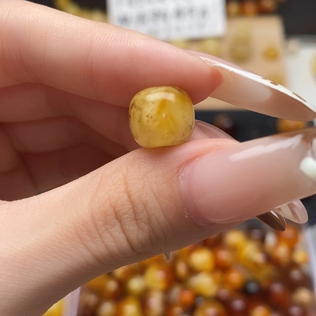 衣***：裸石虫珀未镶嵌蜜蜡