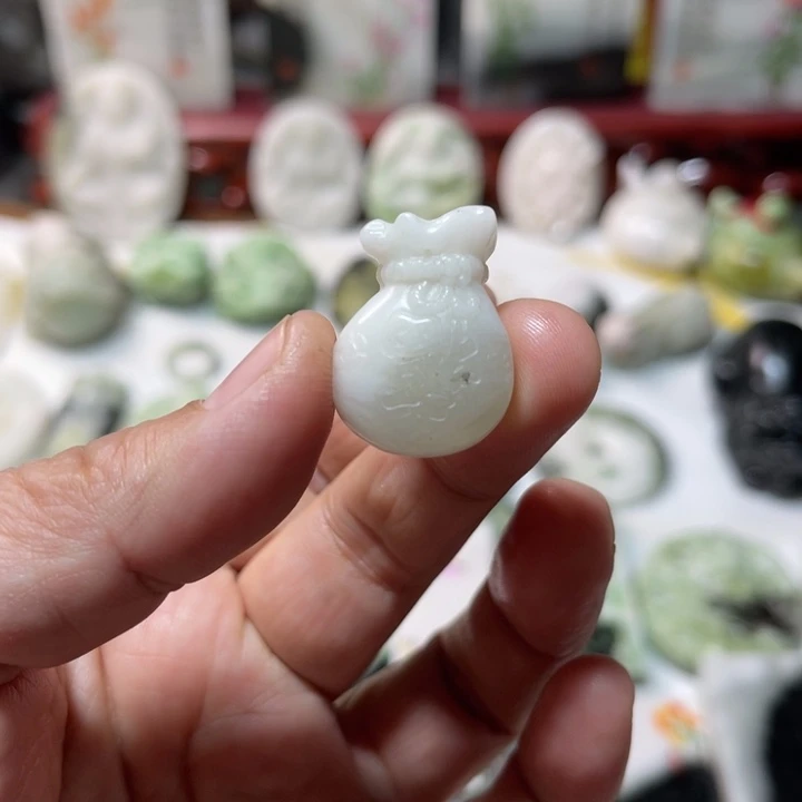 独山玉未镶嵌颈饰